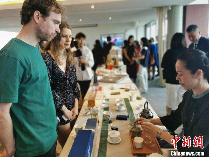 現(xiàn)場觀眾觀看中國展臺茶藝表演、了解茶文化?！【笜?攝