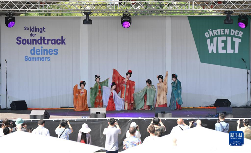 7月8日，在德國柏林世界公園，漢服愛好者進行漢服展示。新華社記者 任鵬飛 攝