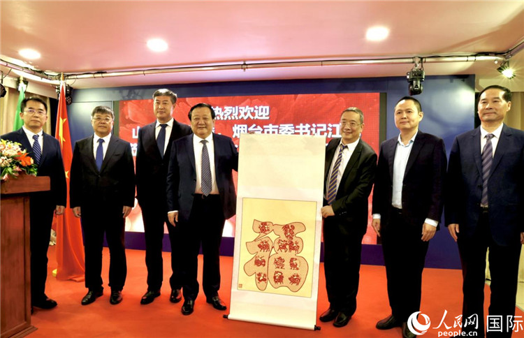 參加座談會(huì)的主要嘉賓合影留念。人民網(wǎng)記者宋亦然攝