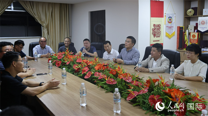 與會(huì)代表進(jìn)行座談交流。（人民網(wǎng)記者  時(shí)元皓攝）
