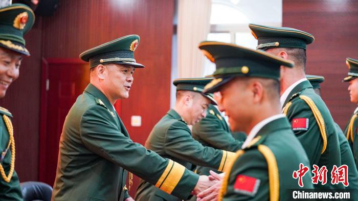 首長(zhǎng)為晉銜官兵頒發(fā)任命狀。　張煜梁 攝