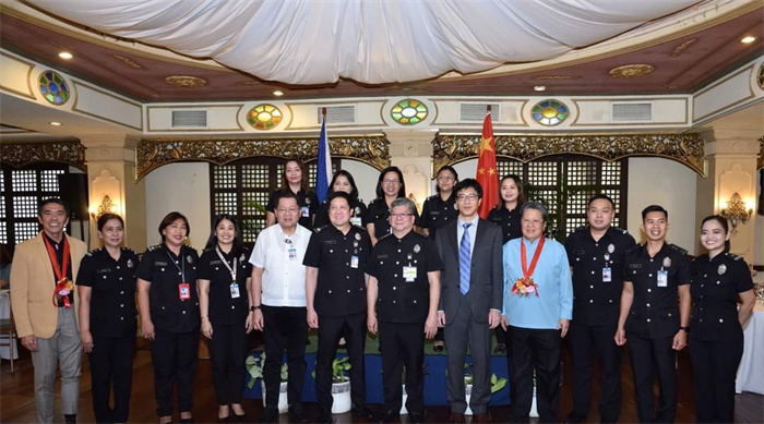 7月10日，菲律賓移民官員中文培訓(xùn)班在菲移民局總部正式開(kāi)班。中國(guó)駐菲律賓大使館供圖。