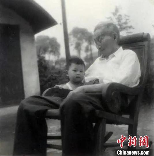 陳望道與幼年的陳曉帆?！￡悤苑﹫D