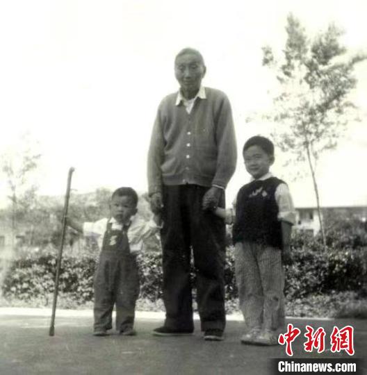 陳望道與幼年的陳曉帆(左)、陳曉帆的哥哥一起合影?！￡悤苑﹫D