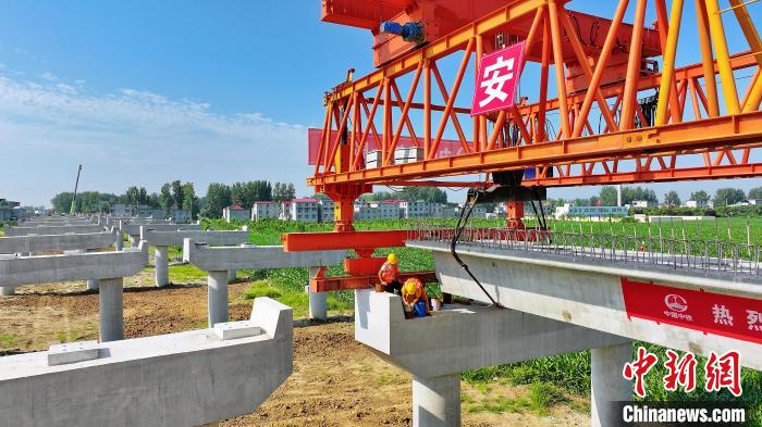長(zhǎng)25米重80噸的箱梁平穩(wěn)、精準(zhǔn)地落在S314分離式立交橋25號(hào)和26號(hào)墩上?！⒂癫?攝