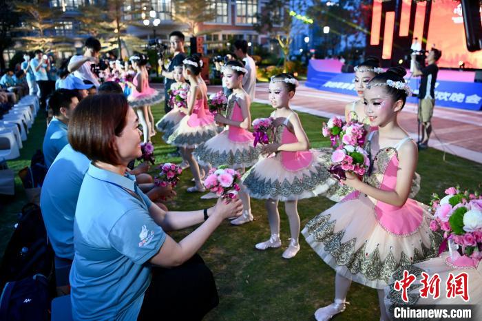 大陸小朋友鮮花送給臺(tái)灣同胞?！⊥鯑|明 攝