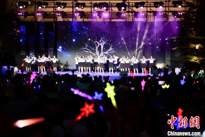 合唱表演《夜空中最亮的星》?！⊥鯑|明 攝