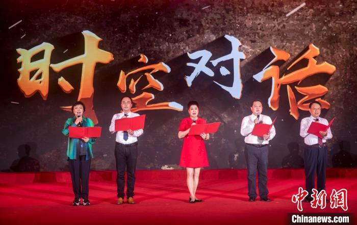 陶侃與陳望道之孫陳曉帆、顏福慶之孫顏志淵、榮毅仁侄女榮智豐深情朗誦《與統(tǒng)戰(zhàn)先輩的時(shí)空對(duì)話》?！堦?攝