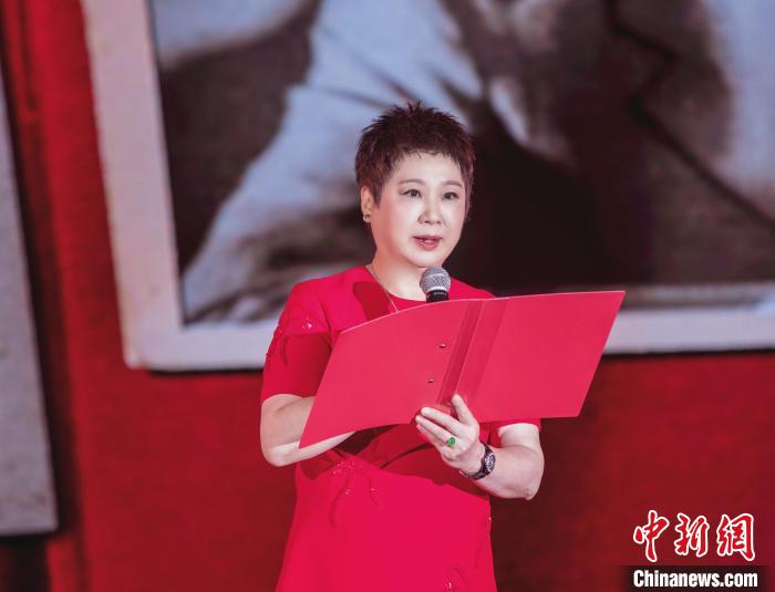 7月16日，榮智豐在2023年上海統(tǒng)戰(zhàn)文化周開幕活動(dòng)中朗誦《與統(tǒng)戰(zhàn)先輩的時(shí)空對(duì)話》?！堦?攝