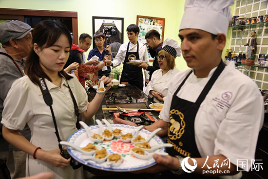 7月19日，參加美食活動的多國代表品嘗泰式傳統(tǒng)美食。人民網(wǎng)記者 張矜若攝