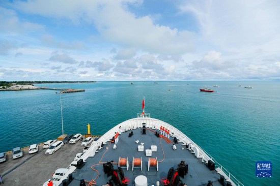 7月22日，中國海軍“和平方舟”號(hào)醫(yī)院船駛離基里巴斯首都塔拉瓦。當(dāng)?shù)貢r(shí)間22日上午10時(shí)，執(zhí)行“和諧使命-2023”任務(wù)的中國海軍“和平方舟”號(hào)醫(yī)院船圓滿結(jié)束對(duì)基里巴斯的首次訪問，駛離基里巴斯首都塔拉瓦，前往本次任務(wù)的第二站湯加努庫阿洛法港。新華社發(fā)（黎宇 攝）