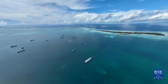 7月22日，中國海軍“和平方舟”號(hào)醫(yī)院船結(jié)束基里巴斯訪問，駛離塔拉瓦港。新華社發(fā)（桂江波 攝）