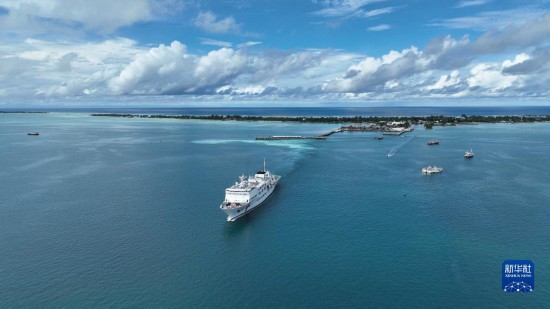7月22日，中國海軍“和平方舟”號(hào)醫(yī)院船結(jié)束基里巴斯訪問，駛離塔拉瓦港。新華社發(fā)（桂江波 攝）