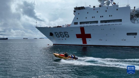 7月22日，中國海軍“和平方舟”號(hào)醫(yī)院船駛離塔拉瓦港途中，基里巴斯當(dāng)?shù)孛癖婑{船揮手告別。新華社發(fā)（桂江波 攝）