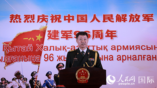 國(guó)防武官胡德君大校發(fā)表致辭。人民網(wǎng)記者 李強(qiáng)攝