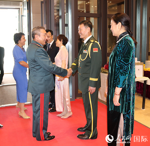國(guó)防武官胡德君大校迎接賓客。人民網(wǎng)記者李強(qiáng)攝