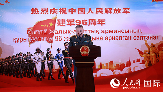 哈國(guó)防部副部長(zhǎng)卡馬列特季諾夫中將發(fā)表致辭。人民網(wǎng)記者 李強(qiáng)攝