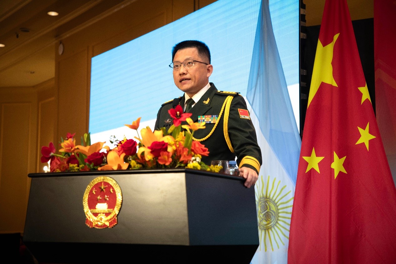 中國(guó)駐阿根廷大使館武官劉淼大校致辭。中國(guó)駐阿根廷大使館供圖