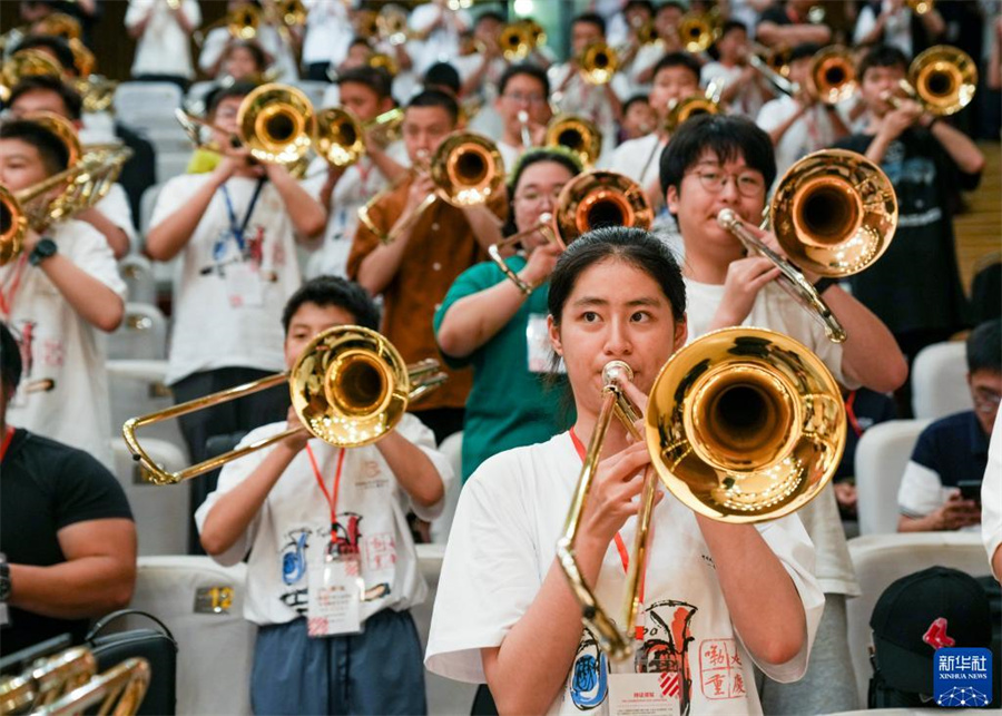8月1日，在第九屆中國國際低音銅管藝術(shù)節(jié)的一場(chǎng)公益大師課上，低音銅管樂器愛好者在練習(xí)長號(hào)。新華社記者 劉潺 攝
