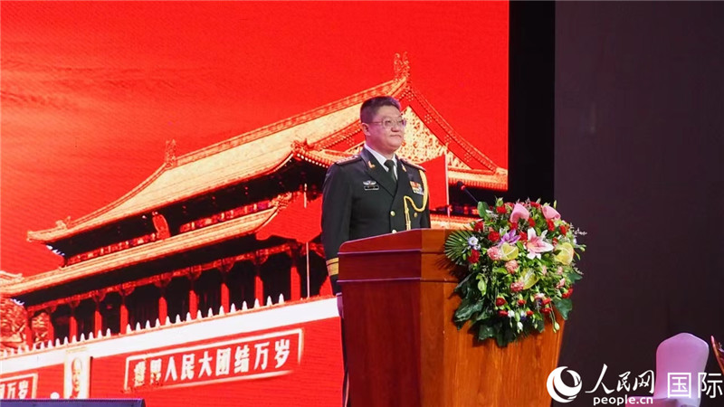 圖為中國(guó)駐老撾大使館國(guó)防武官李兵大校致辭。人民網(wǎng)記者 孫廣勇攝