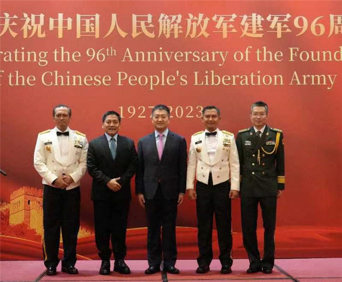 圖為陸慷大使與印尼貴賓合影。中國(guó)駐印度尼西亞使館供圖