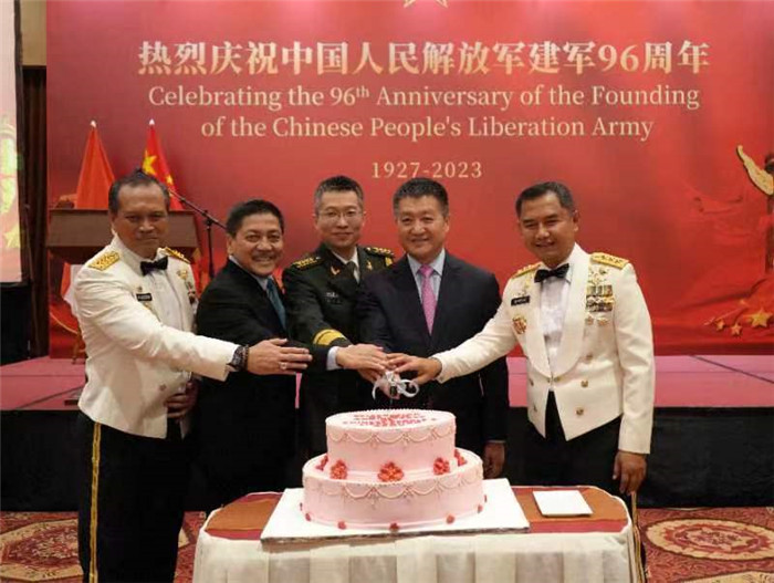 圖為陸慷大使與印尼貴賓共切生日蛋糕。中國(guó)駐印度尼西亞使館供圖