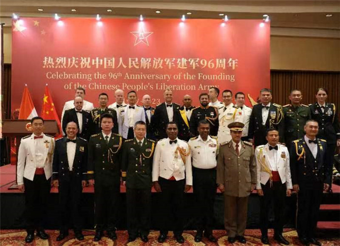 圖為徐勝武官與參加招待會(huì)的各國(guó)武官、武官處代表合影。中國(guó)駐印度尼西亞使館供圖
