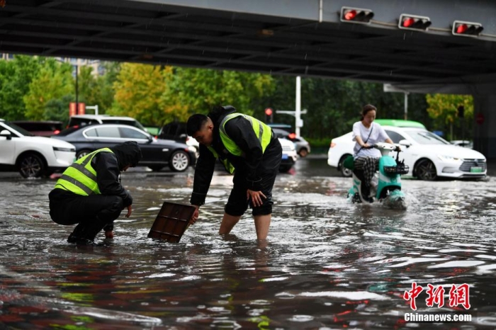7月30日，河北省持續(xù)發(fā)布暴雨紅色預(yù)警信號(hào)。受今年第5號(hào)臺(tái)風(fēng)“杜蘇芮”殘余環(huán)流影響，7月28日以來(lái)，地處華北地區(qū)的河北省大部出現(xiàn)降雨。30日17時(shí)，該省氣象臺(tái)發(fā)布當(dāng)日第三次暴雨紅色預(yù)警信號(hào)。石家莊市城區(qū)不少區(qū)域積水嚴(yán)重，城管、環(huán)衛(wèi)、園林、市政等部門緊急出動(dòng)，聯(lián)合疏堵保暢，筑牢防汛安全屏障。圖為石家莊裕華區(qū)城管局防汛隊(duì)員對(duì)沿街收水井進(jìn)行雜物清理，以保證排水暢通。翟羽佳 攝