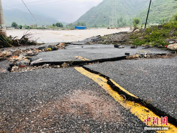 受臺風“杜蘇芮”影響，7月29日至8月1日，河北省淶水縣普降暴雨，持續(xù)強降雨和強風天氣引發(fā)洪水險情。連日來，當?shù)亟M織數(shù)千人搶險救援隊伍，集中力量加快排水、清理路面、救援拋錨車輛、搶修倒伏電線桿等工作。8月1日，方便面、飲用水、火腿腸、面包等首批調撥救災物資送抵救災一線，并于當天發(fā)放到受災群眾手中。目前，淶水縣受損交通、電力、通信等基礎設施正在加緊搶修，山區(qū)受困人員已分批轉移，各項搶險救災工作正在有序進行中。圖為淶水縣婁村鎮(zhèn)南安莊村被洪水沖毀的路面。(文/呂子豪 楊猛)李金璐 攝