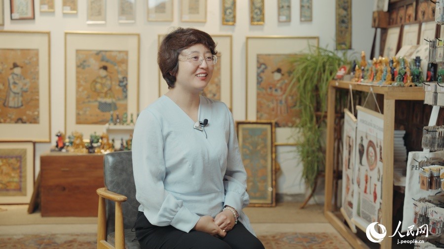 圖為瓷器修復(fù)藝術(shù)家王京。人民網(wǎng)記者 張若涵攝