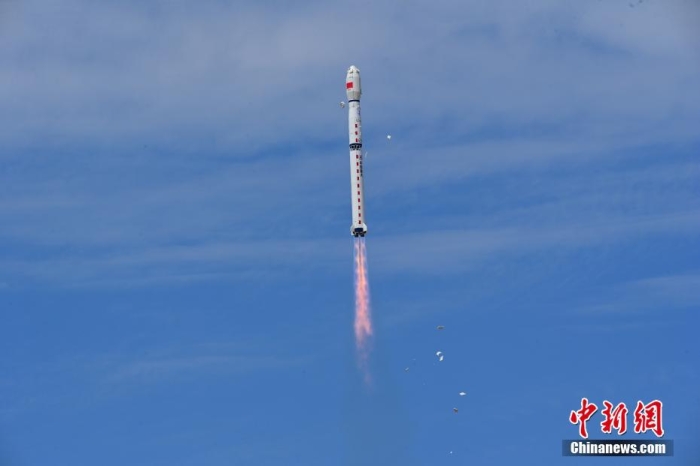 8月3日11時(shí)47分，中國(guó)在酒泉衛(wèi)星發(fā)射中心用長(zhǎng)征四號(hào)丙遙四十四運(yùn)載火箭，成功發(fā)射風(fēng)云三號(hào)06星，衛(wèi)星順利進(jìn)入預(yù)定軌道，任務(wù)取得圓滿成功。該衛(wèi)星將接替在軌超期服役的風(fēng)云三號(hào)C星，探測(cè)數(shù)據(jù)主要用于天氣預(yù)報(bào)、大氣化學(xué)和氣候變化監(jiān)測(cè)業(yè)務(wù)及研究。汪江波 攝