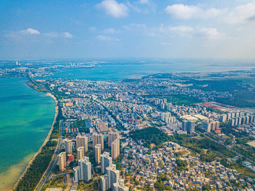 這是海南自貿港重點園區(qū)——洋浦經(jīng)濟開發(fā)區(qū)所在的環(huán)新英灣地區(qū)（無人機照片，2023年2月26日攝）。新華社記者 蒲曉旭 攝