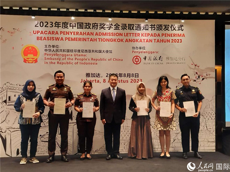 陸慷大使與獲得中國政府獎(jiǎng)學(xué)金的印尼學(xué)子合影。 人民網(wǎng)記者 李培松攝