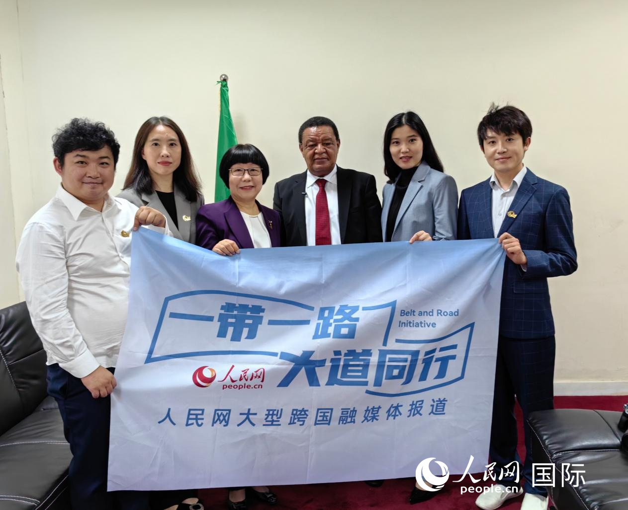 穆拉圖·特肖梅與人民網(wǎng)記者合影。