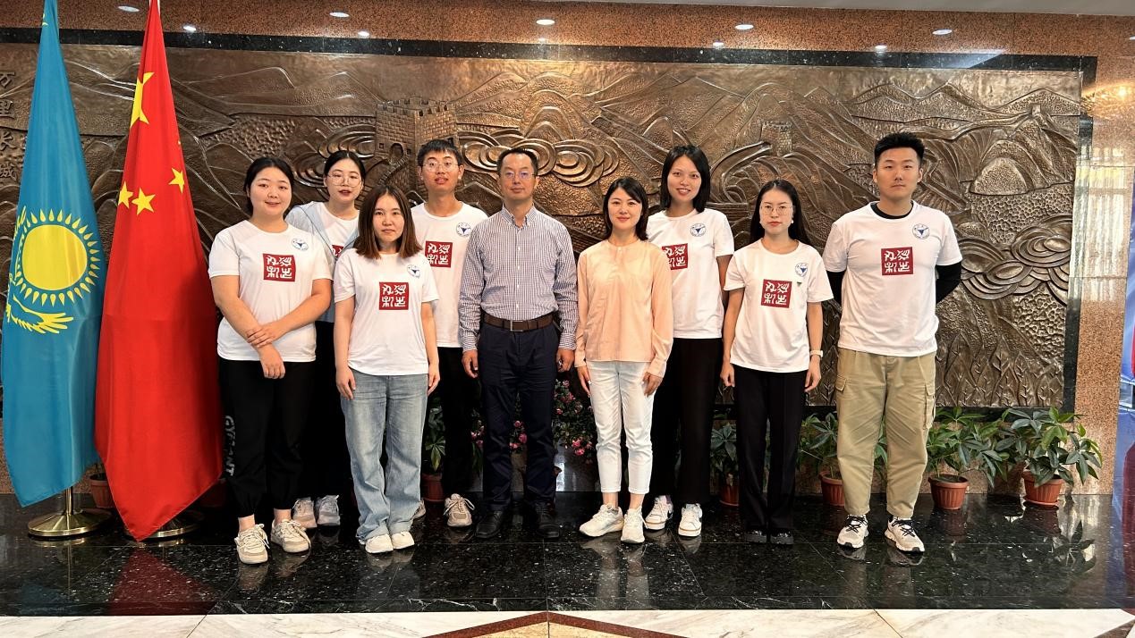 浙江大學(xué)實(shí)踐團(tuán)拜訪中國(guó)駐阿拉木圖總領(lǐng)館。浙江大學(xué)供圖