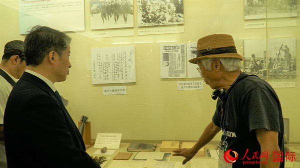 毒氣島歷史研究所事務局長山內正之在毒氣資料館為大家介紹日軍發(fā)動毒氣戰(zhàn)的罪證。人民網 蔣曉辰攝