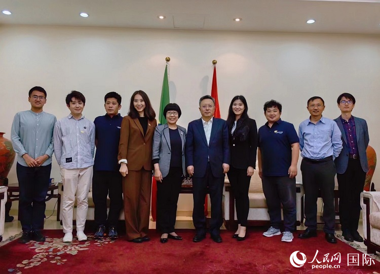 趙志遠(yuǎn)大使（右五）、使館工作人員與人民網(wǎng)記者合影。