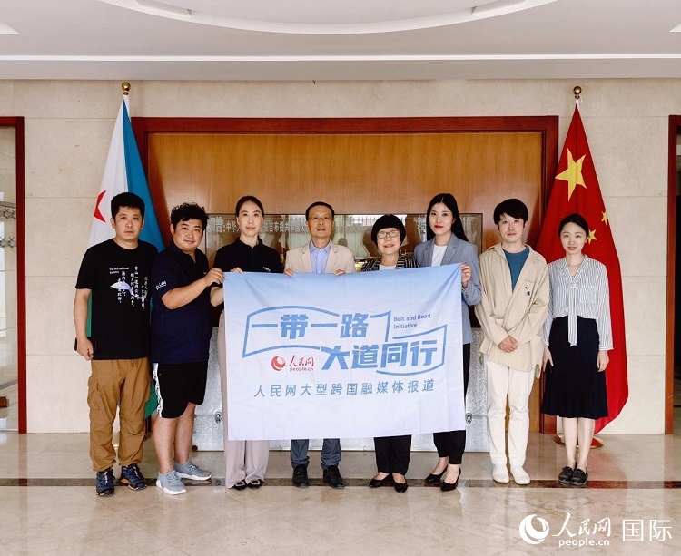 胡斌大使（左四）、使館工作人員與人民網(wǎng)記者合影。