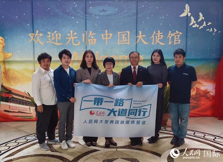 崔建春大使（右三）與人民網(wǎng)記者合影。