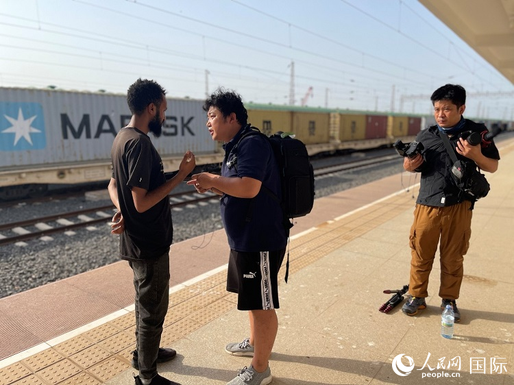 亞吉鐵路吉布提線工作人員介紹列車運營情況。人民網(wǎng)記者 趙艷紅攝