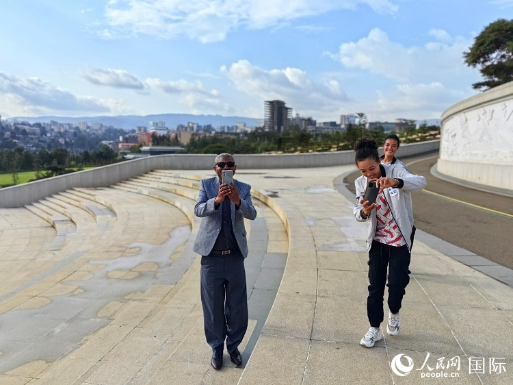 亞的斯亞貝巴友誼廣場的游客與人民網(wǎng)記者互動。人民網(wǎng)記者 陳星星攝