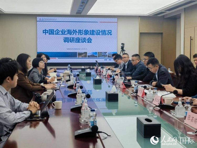 埃塞俄比亞中國商會企業(yè)代表與人民網(wǎng)記者座談。人民網(wǎng)記者 劉寧攝