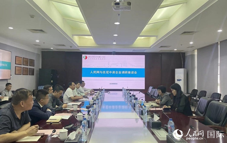 尼日利亞中國商會企業(yè)代表與人民網(wǎng)記者座談。