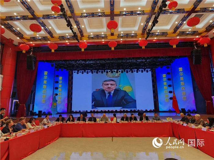 哈外交部駐阿拉木圖副代表拉伊莫夫視頻致辭。人民網(wǎng)記者 李強攝