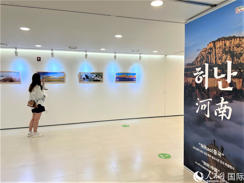 2.民眾參觀“看九曲黃河 聽華夏故事”主題展。人民網(wǎng)記者 馬菲攝