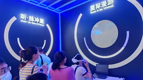 9月2日，貴州展館里觀眾排隊體驗(yàn)VR。受訪者供圖