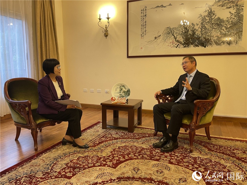 胡長春大使接受人民網(wǎng)記者唐維紅采訪。人民網(wǎng)記者 趙艷紅攝