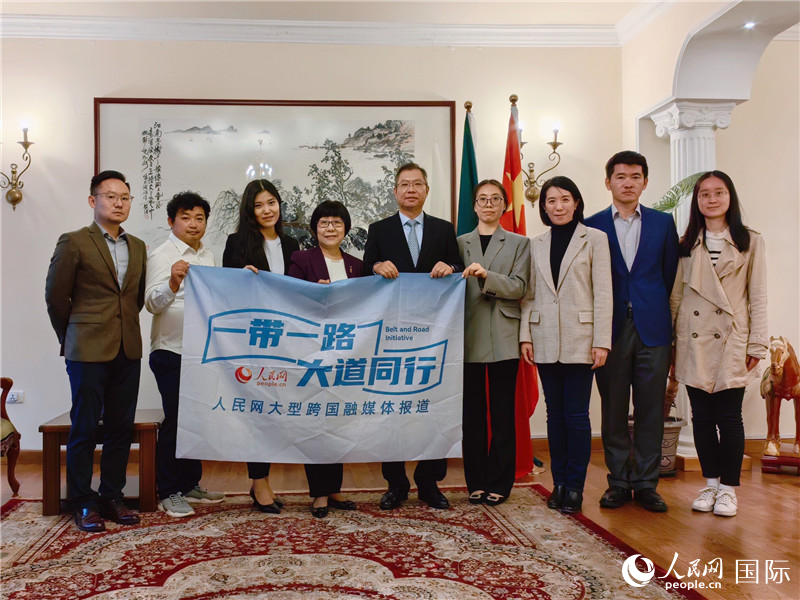 胡長春大使、駐非盟使團工作人員與人民網(wǎng)記者合影。