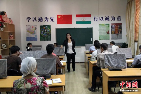 2014年，塔吉克斯坦國(guó)立民族大學(xué)的孔子學(xué)院內(nèi)，教師正在為塔吉克斯坦學(xué)生授課。田冰 攝