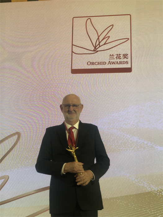 保利諾教授在頒獎(jiǎng)典禮現(xiàn)場(chǎng)。 巴西圣保羅州立大學(xué)孔子學(xué)院供圖。